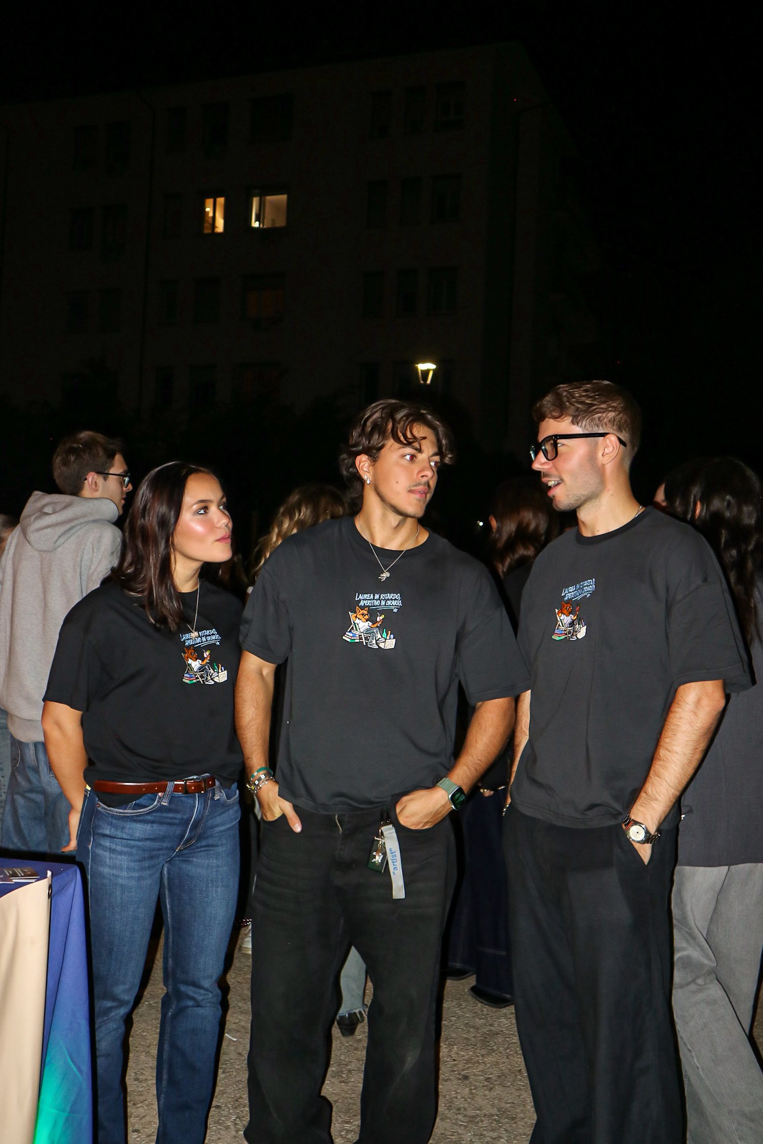 "LAUREA IN RITARDO, APERITIVO IN ORARIO.” - LIMITED T-shirt nera
